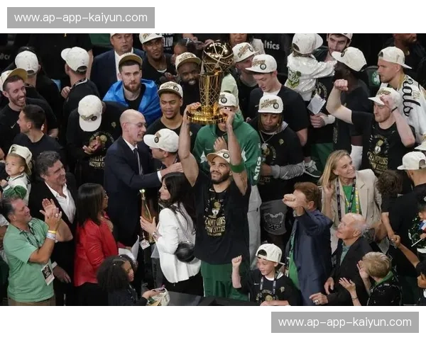 转会凯尔特人：绿衫新篇，荣耀再启